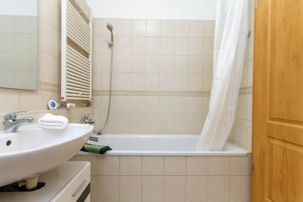 Gozsdu White Raven 3 - Terrace And Free Underground Parking Apartment Budapest Exterior photo